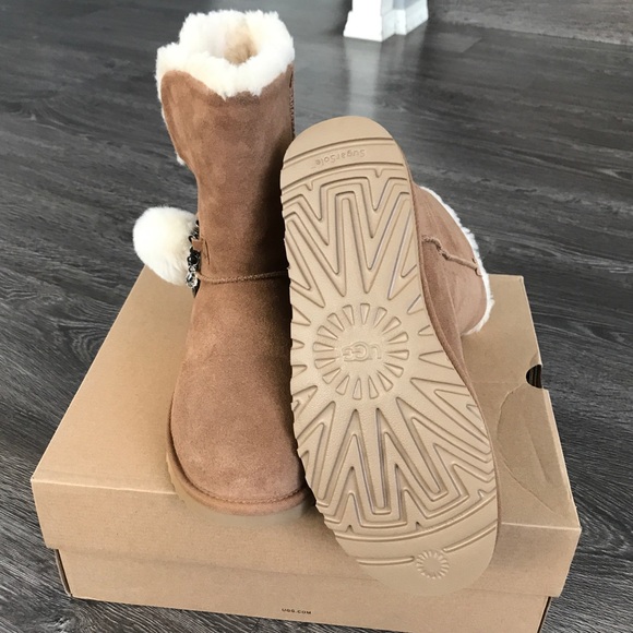 UGG CLASSIC SHORT CHARM BOOT - Picture 5 of 7